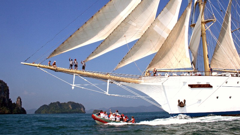 Segelfartyget Star Flyer på öppet hav, med fulla segel, under en klar blå himmel. Perfekt för en segling över Atlanten.